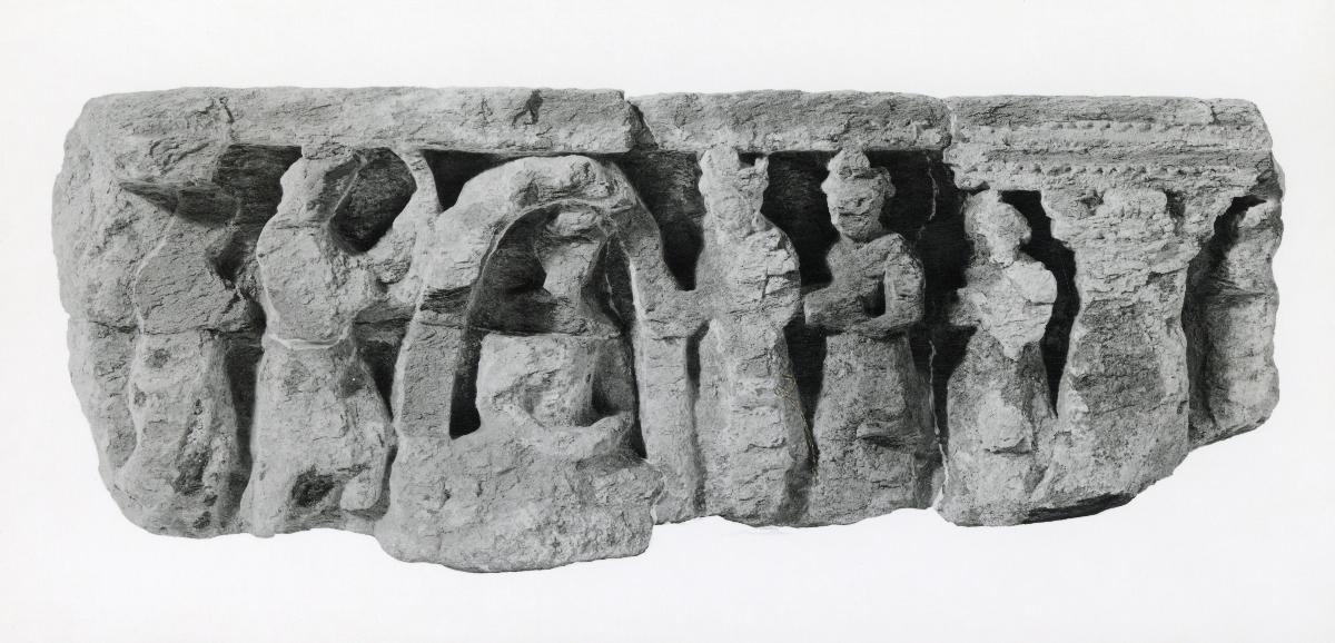 Erzählende Szene (Fragment): In Höhle meditierender Buddha bekommt Besuch von Indra (Indrashailaguha)