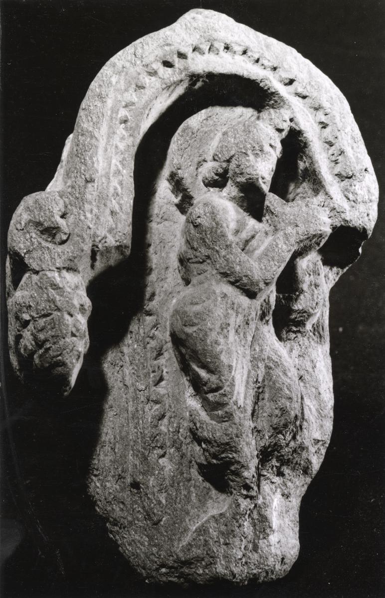 Schmuckfries (Fragment): Adorant unter Chaitya-Bogen (Brahma?)