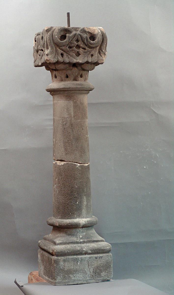 Säule mit vegetabilem Kapitell