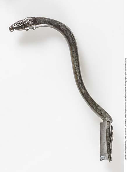 Kannenhenkel mit reliefierter Attasche