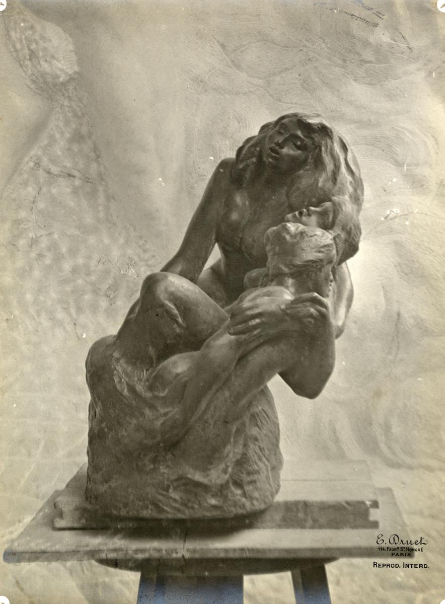 Drei Sirenen vor dem Apollo-Relief im Atelier du Dépôt des marbres