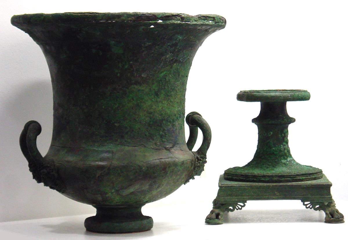 Römischer Kelchkrater mit Untersatz