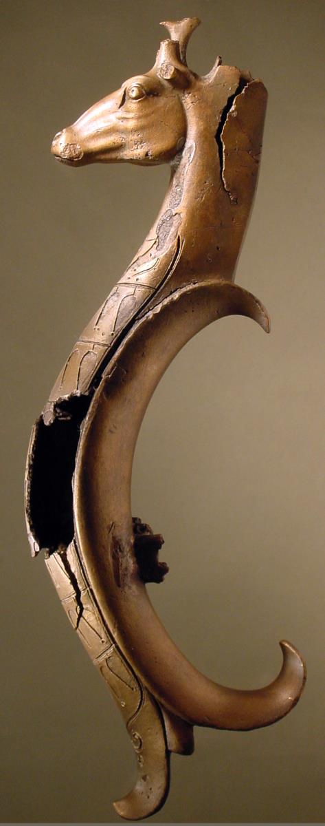 Sog. Sessellehne. Fragment eines römischen Tischbeins mit Hirschkopf (von Vierfuß, nicht von Dreifuß stammend)