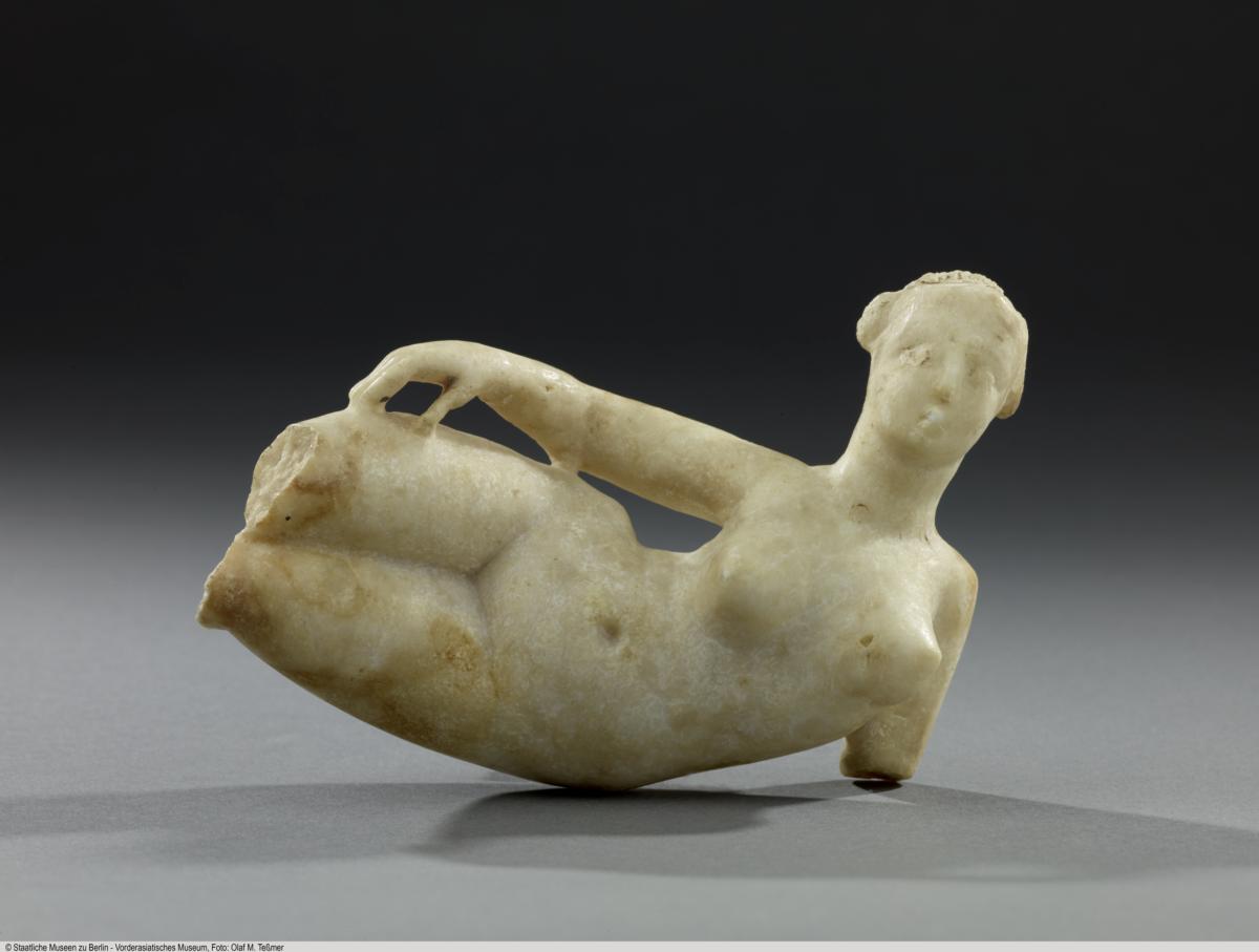Statuette einer liegenden Frau