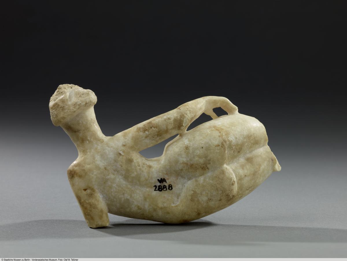 Statuette einer liegenden Frau