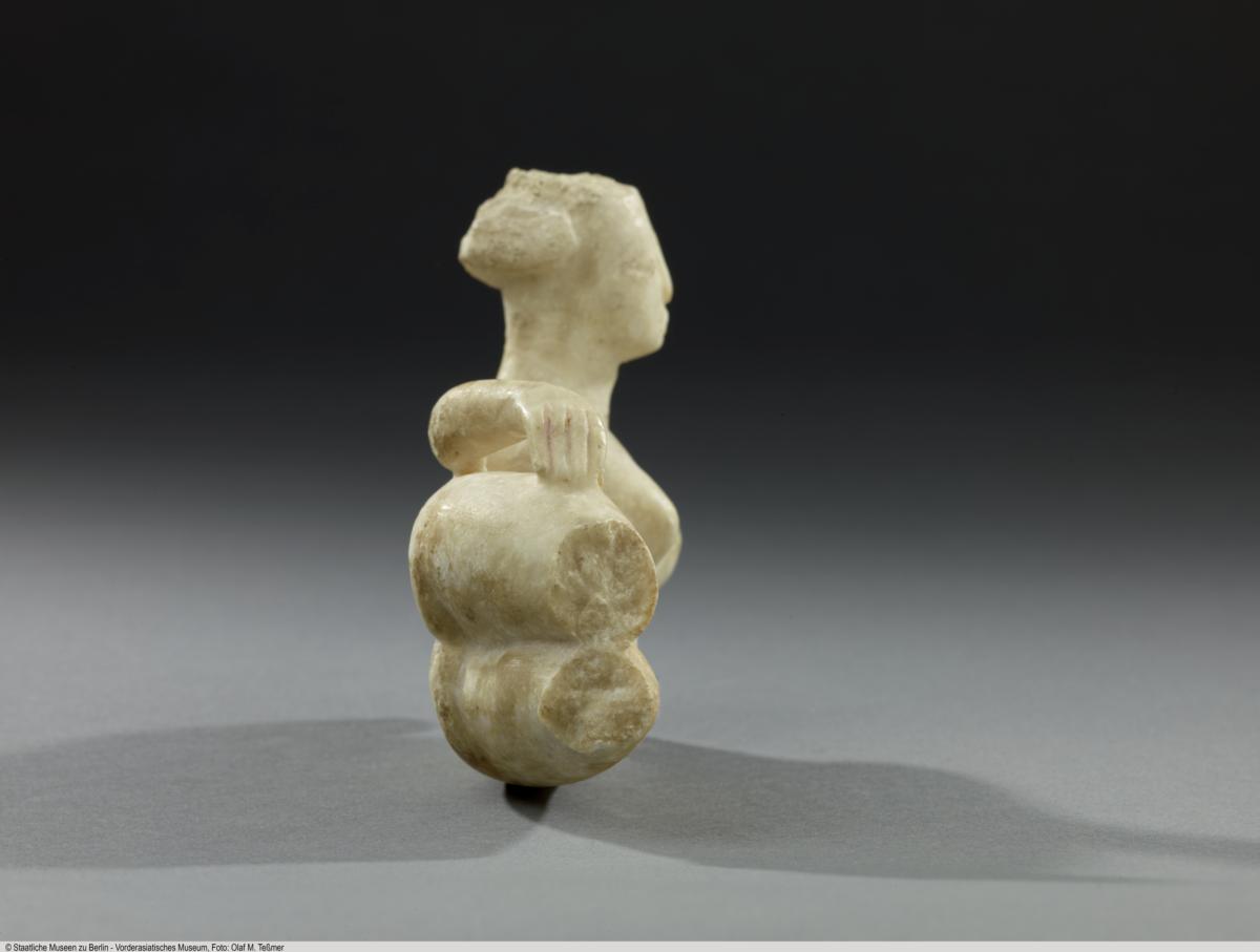 Statuette einer liegenden Frau