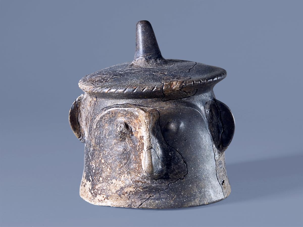 Anthropomorpher Stülpdeckel mit Zipfelgriff ("Typus b")