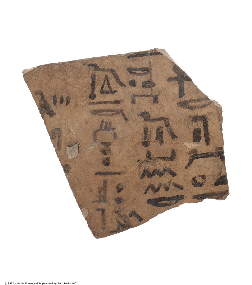 Hieroglyphisches Ostrakon mit verschiedenen Phrasen