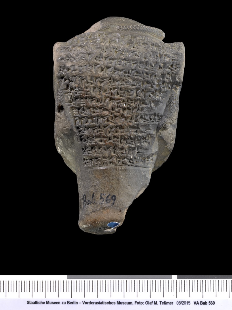 Kopf des Dämons Pazuzu mit sumerisch-akkadischer Inschrift
