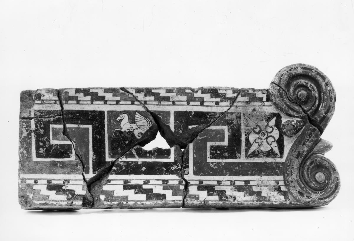 Ornamental bemalte Giebelleiste