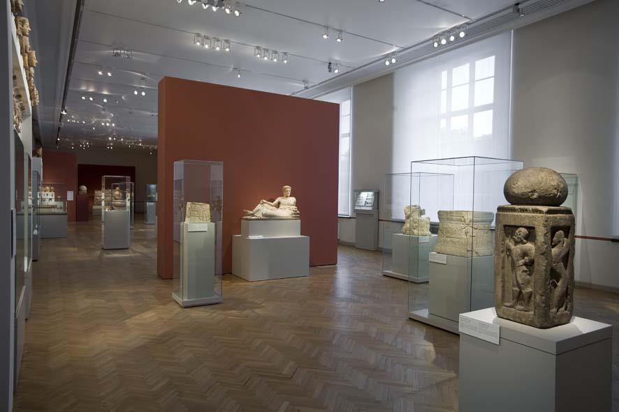 Blick in Raum 2 der Dauerausstellung der Antikensammlung im Alten Museum (Obergeschoss): Etrurien - Städte, Heiligtümer, Nekropolen (Grabplastik aus Chiusi)