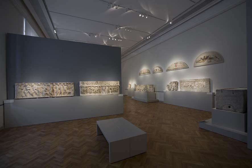 Blick in Raum 3 der Dauerausstellung der Antikensammlung im Alten Museum (Obergeschoss): Leben und Tod in Rom