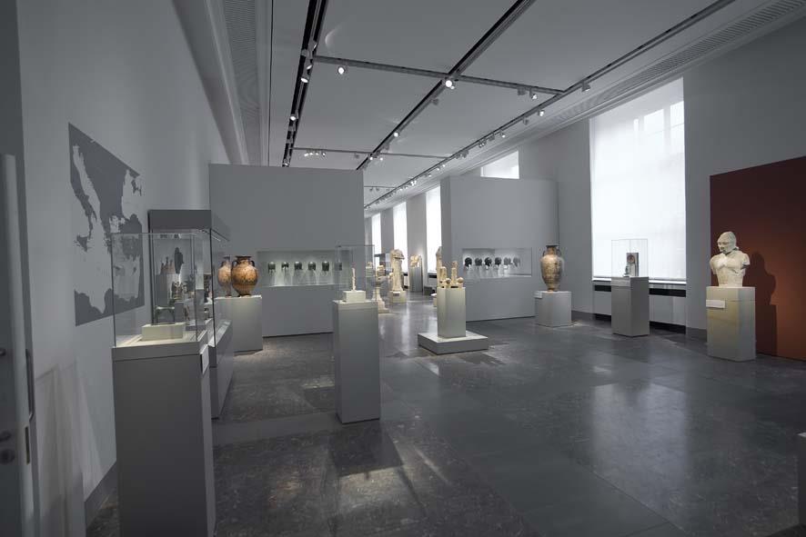 Blick in Raum 1 der Dauerausstellung der Antikensammlung im Alten Museum (Hauptgeschoss): Zeit der Helden - Das frühe Griechenland