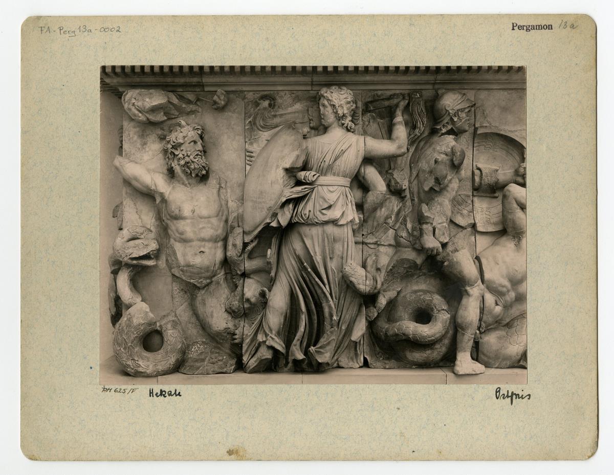 Pergamonaltar, Ostfries - Ausschnitt: Hekate