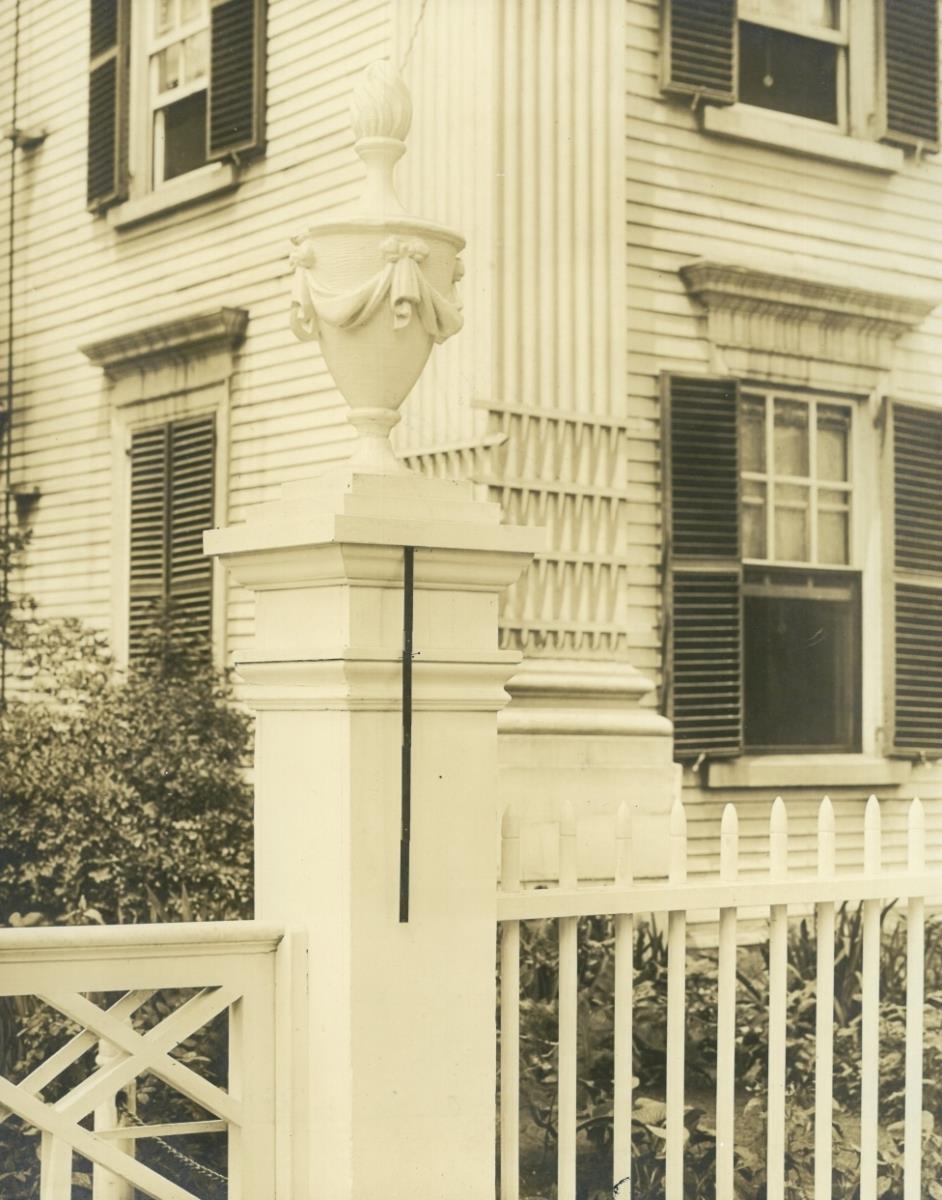 Salem, 80, Federal Street, Peirce-Nicols House, Zaunpfosten