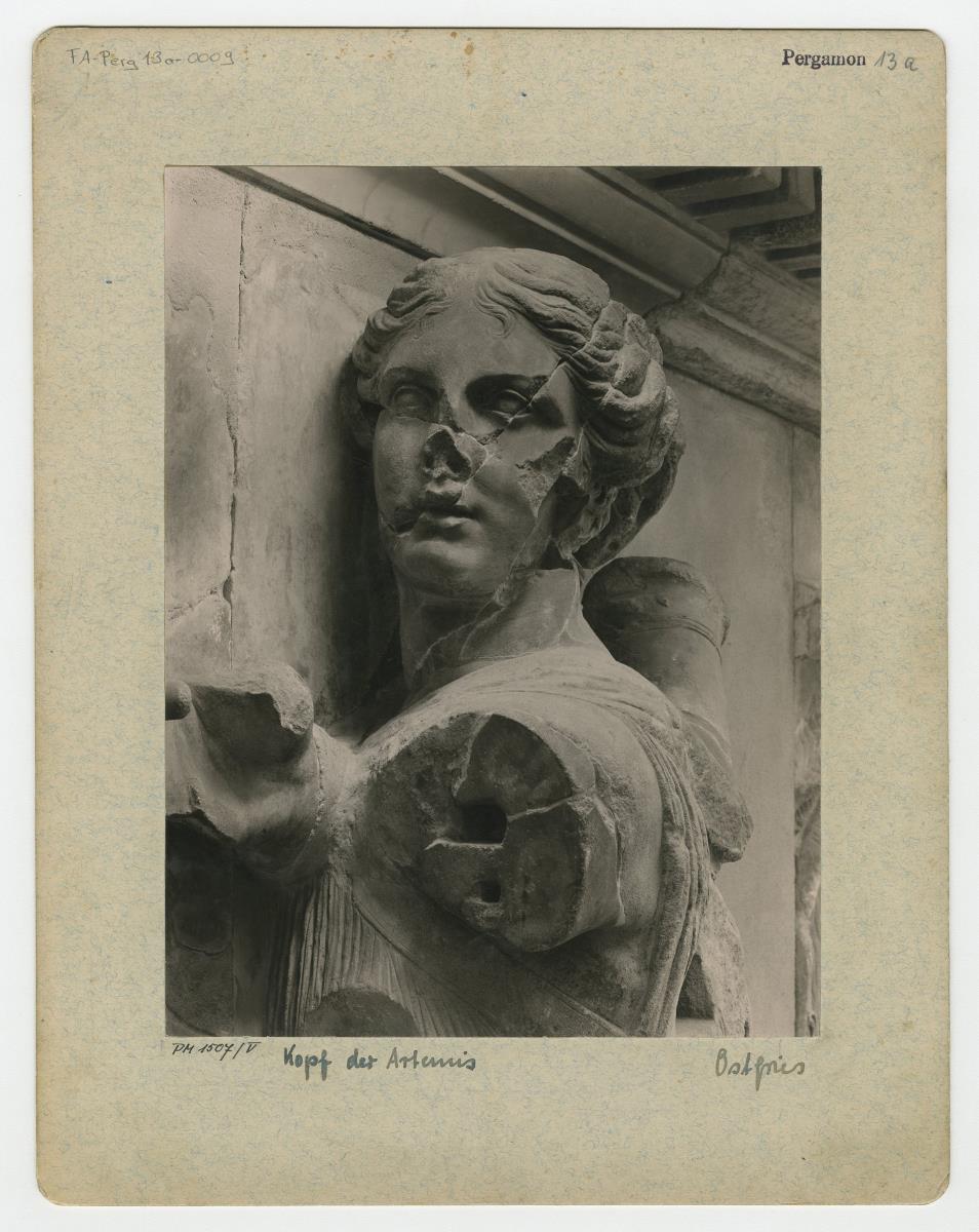 Pergamonaltar, Ostfries - Ausschnitt: Artemis