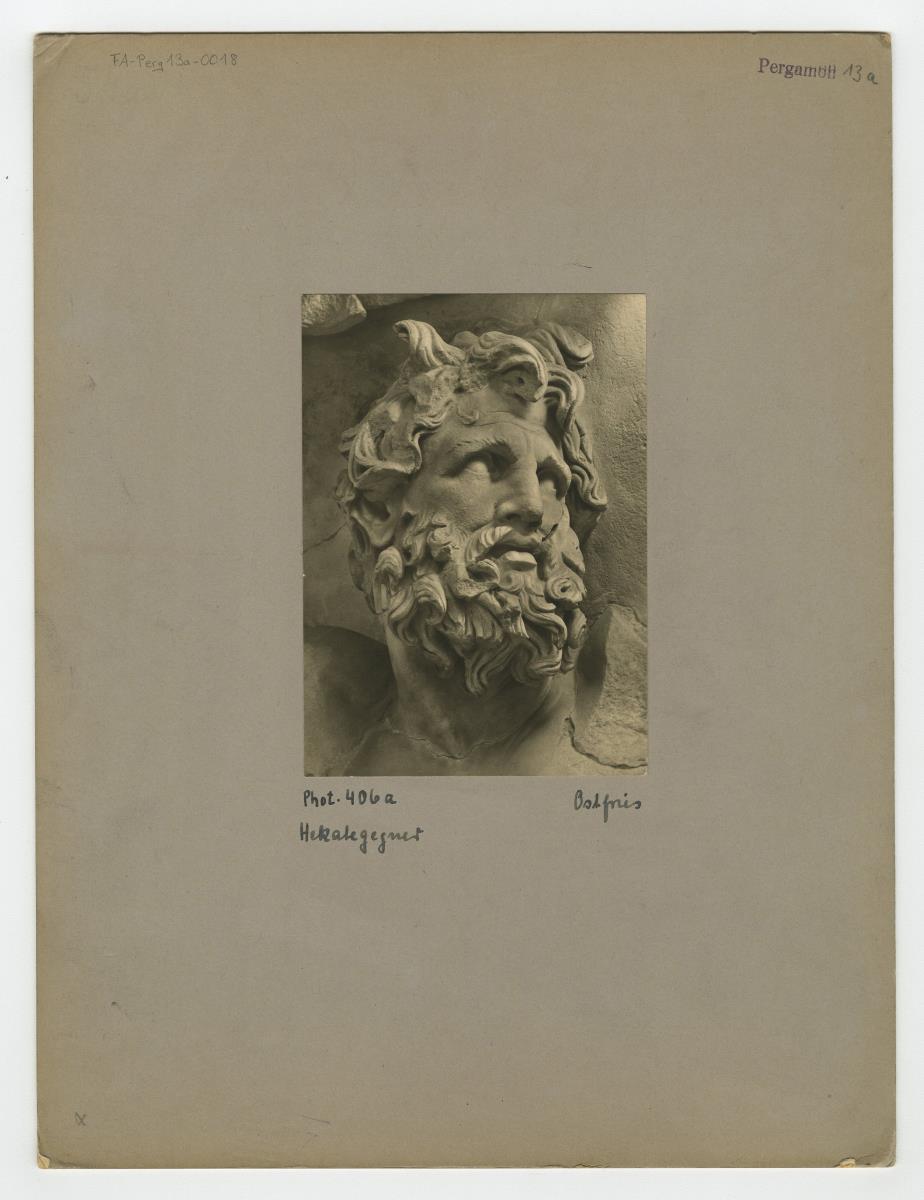 Pergamonaltar, Ostfries - Ausschnitt: Gegner der Hekate