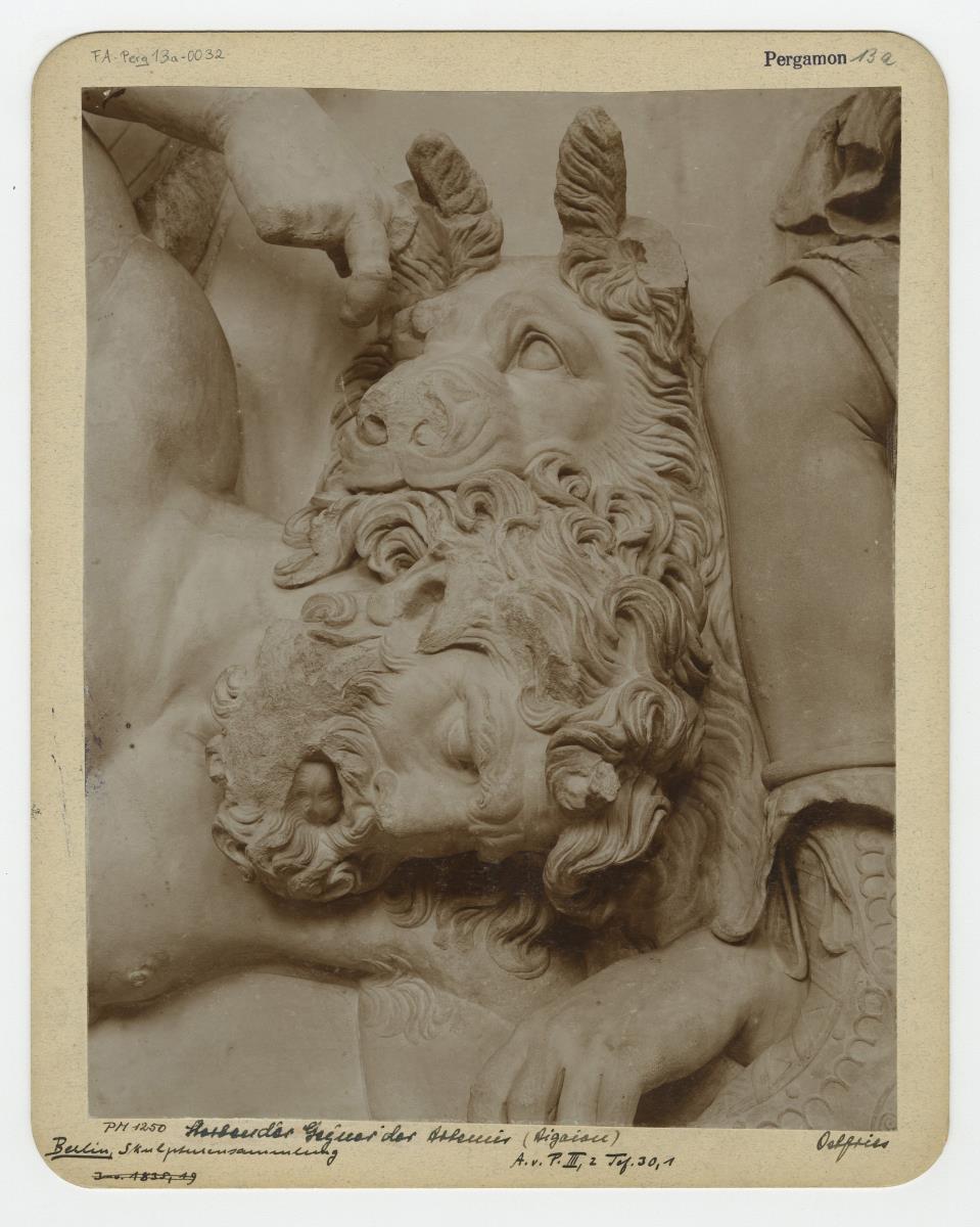 Pergamonaltar, Ostfries - Ausschnitt: Aigaion