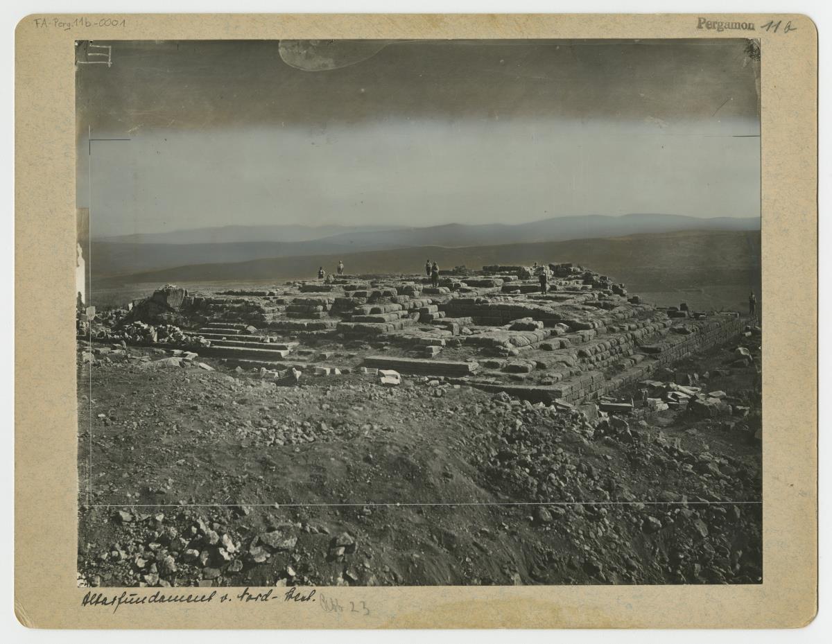 Pergamon, Altar, Fundament