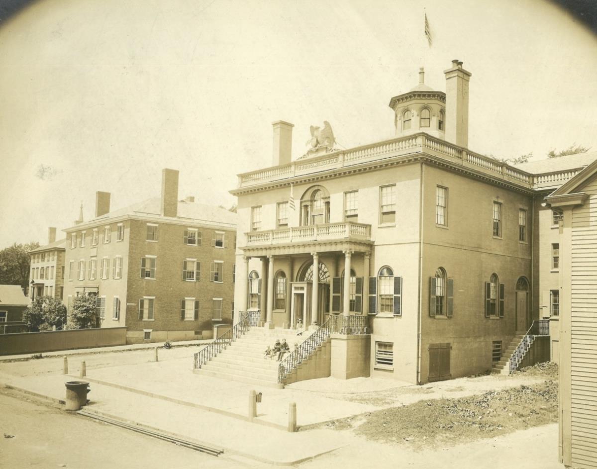 Salem, Straßenansicht mit Gebäude, Zollgebäude