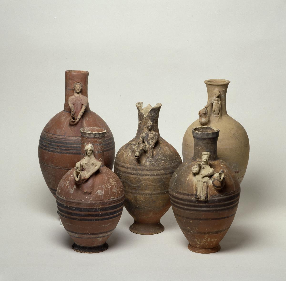Krüge mit plastischem Schulterschmuck: Bichrome Red II (V), Red III (VI), Polychrome (VII) Ware