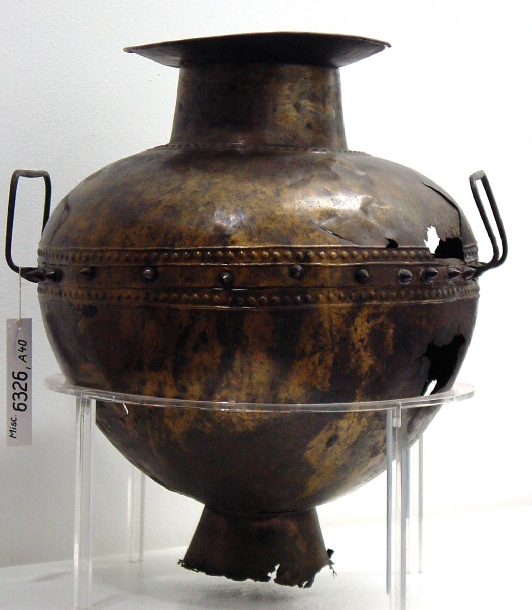 Dickbauchige Amphora; der Fuß ist beschädigt, ebenso ein wenig der Bauch und der Rand der breiten Mündung, ...