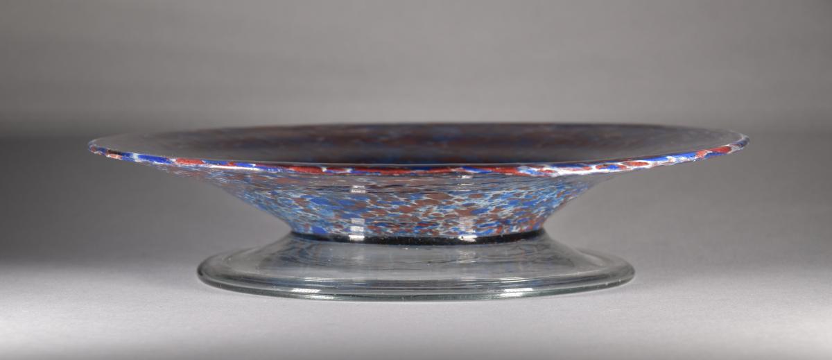 Fußschale mit eingeschmolzenen Glaskröseln
