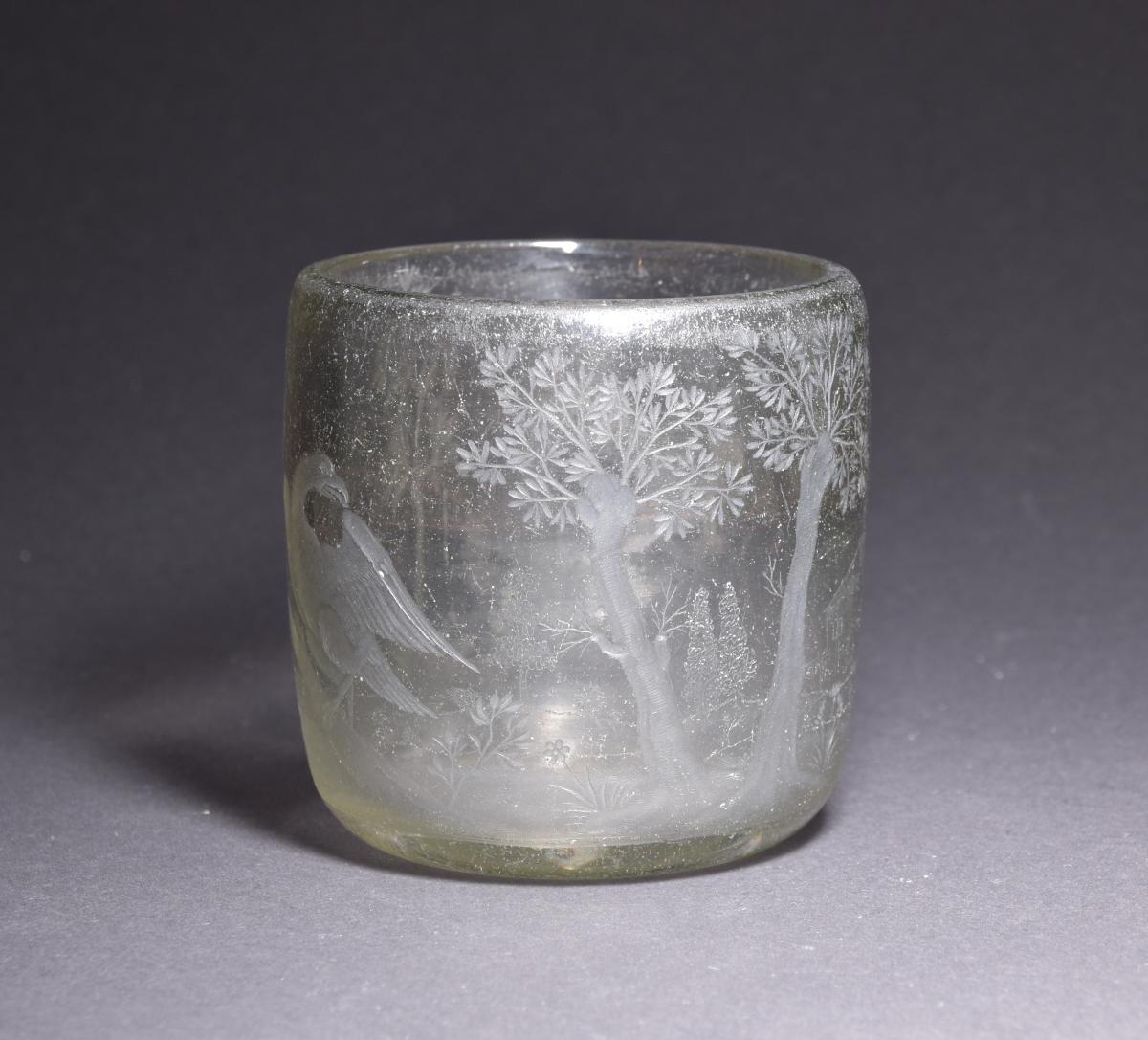 niedriger Becher mit Adler und Greif