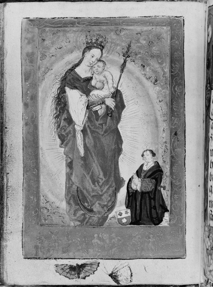 Gebetbuch des Matthäus Schwarz. Mondsichelmadonna, rechts der Stifter kniend, in der Umrandung Figuren und Rankenwerk, sowie zwei Schmetterlinge