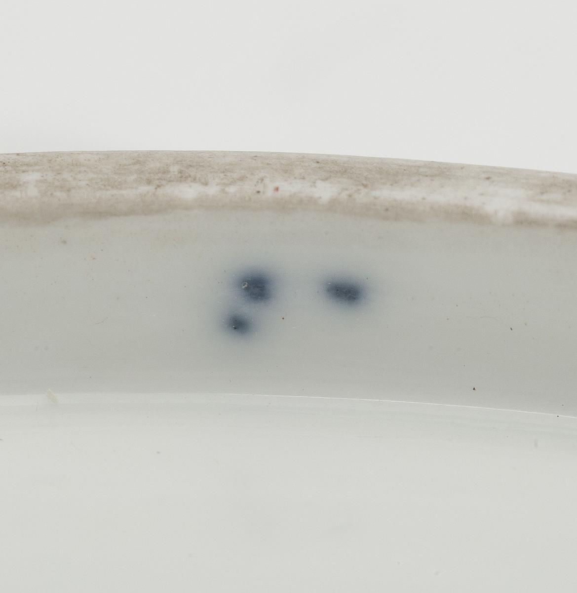 Schale in Muschelform mit sog. "Zwiebelmuster"-Dekor in Blau