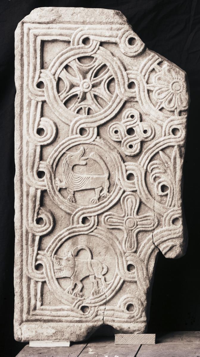 Schrankenplatte mit Tieren und Ornamenten in Schlingbandranke, Fragment