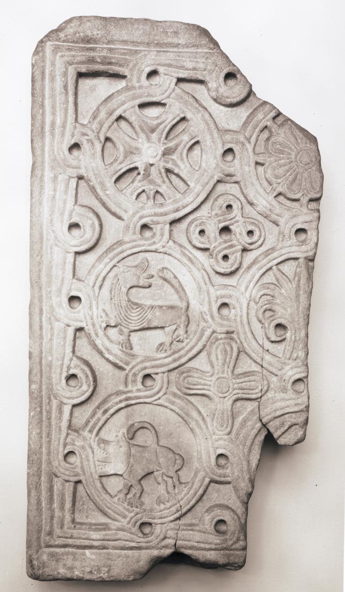 Schrankenplatte mit Tieren und Ornamenten in Schlingbandranke, Fragment
