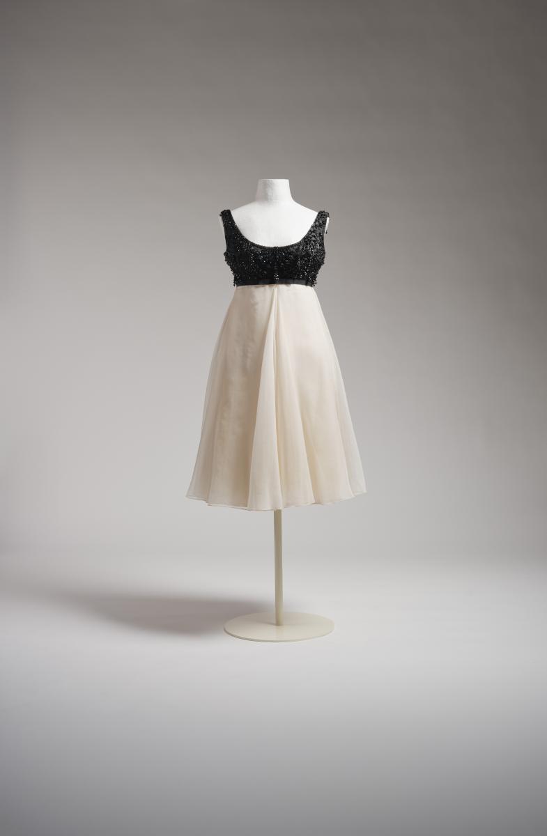Weißschwarzes Cocktailkleid