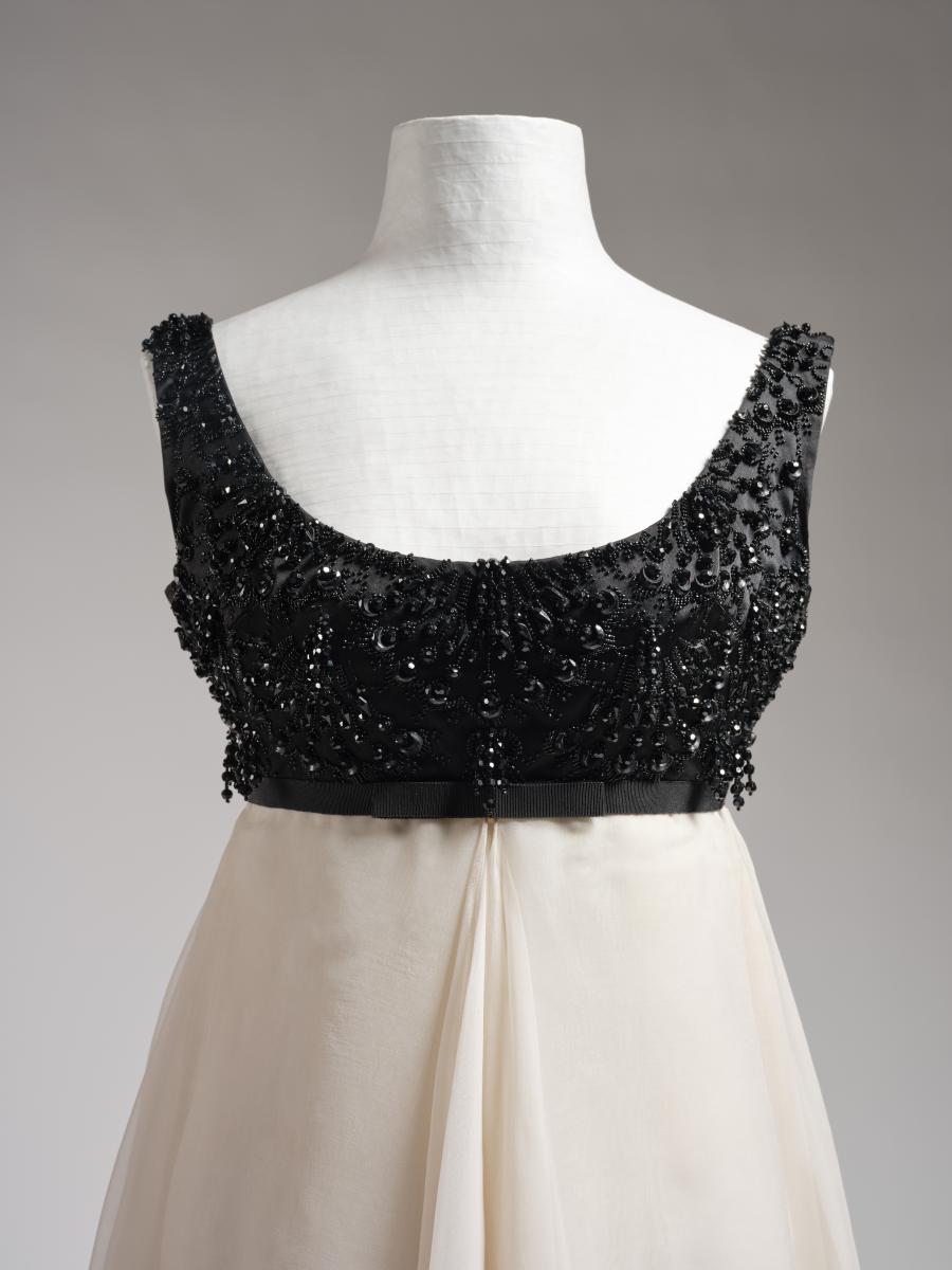 Weißschwarzes Cocktailkleid