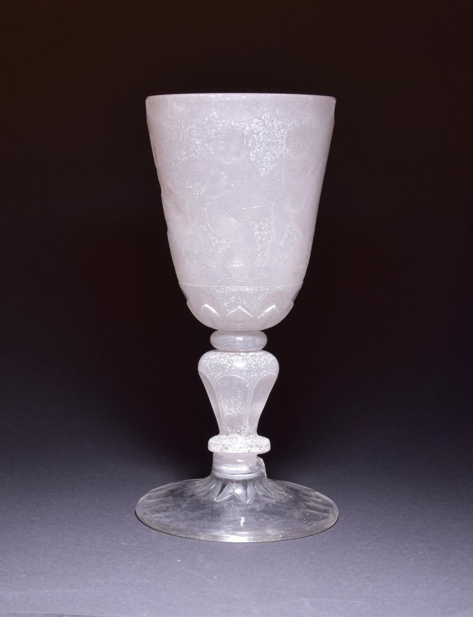 Pokal mit Genien und Schraubfuß