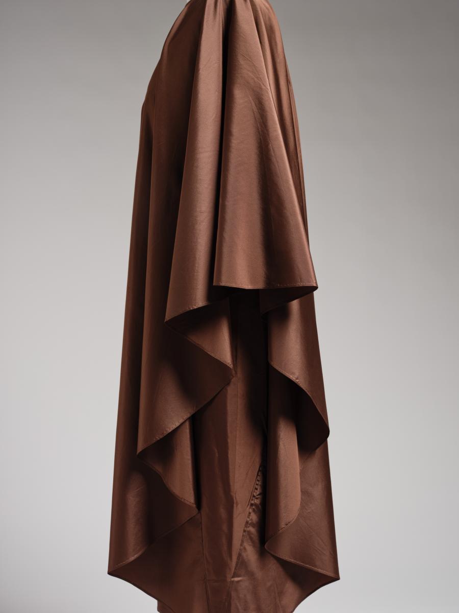Braunes Abendkleid im sakralen Stil