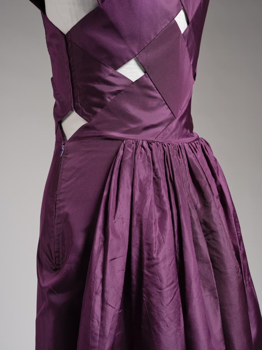 Auberginefarbenes Abendkleid