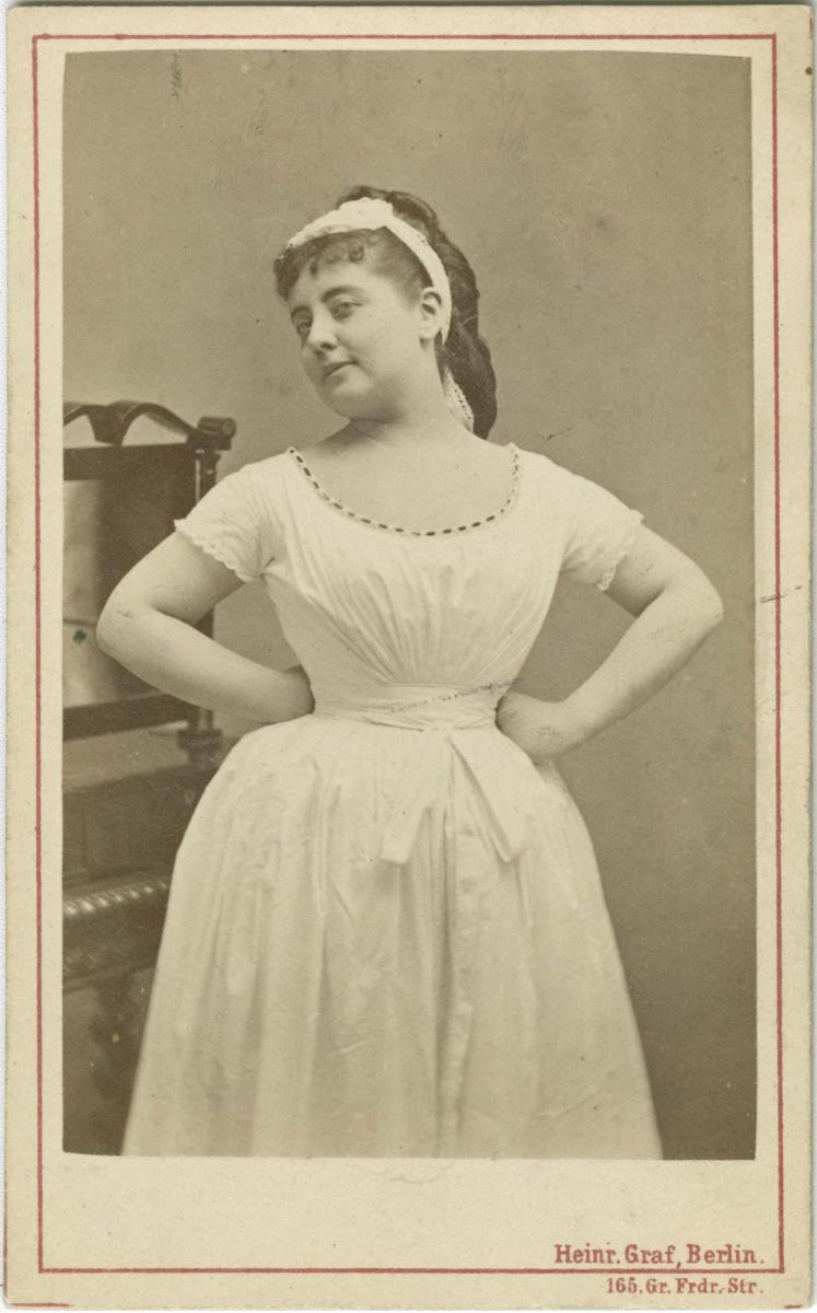Porträt der Opernsängerin Pauline Lucca in Rollenkostüm