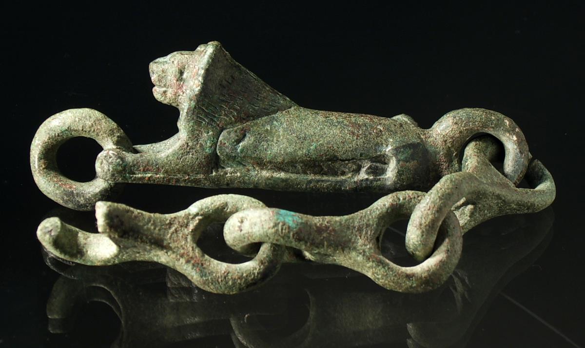 Archaischer liegender Löwe mit drei massiven Gliedern einer Kette