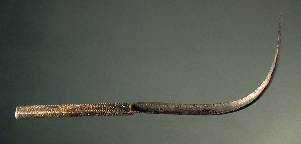 Strigilis mit einem eingestochenen Vogel und der lateinischen Inschrift FVR.NATTIGA.ME