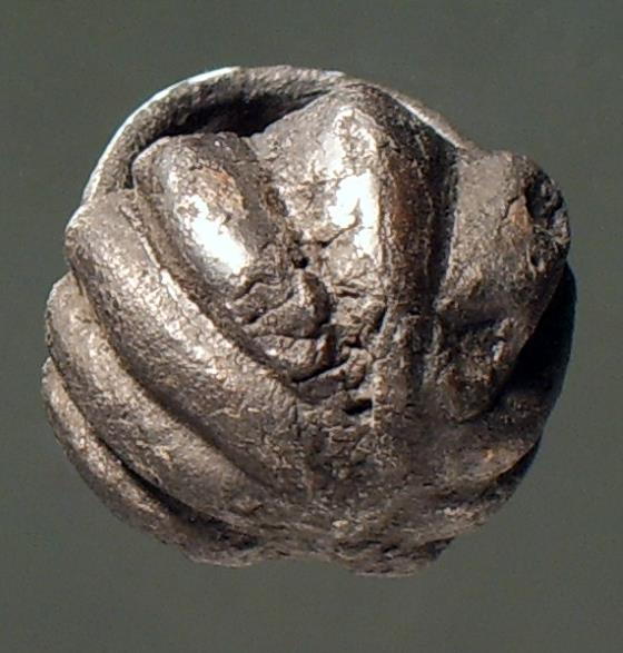 Gerippter Knopf mit Bandöse