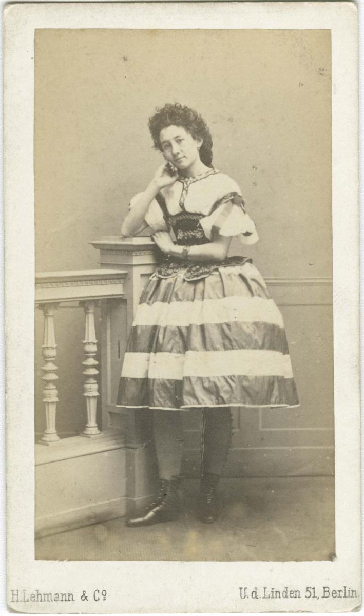 Porträt der G. Richter in Rollenkostüm