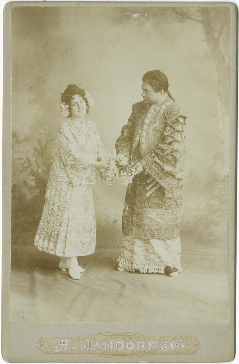 Porträt der Fritzi Georgette und Sigmund Steiner in Rollenkostümen für Der Mandarin von Tsing-ling-ling, Metropol-Theater Berlin