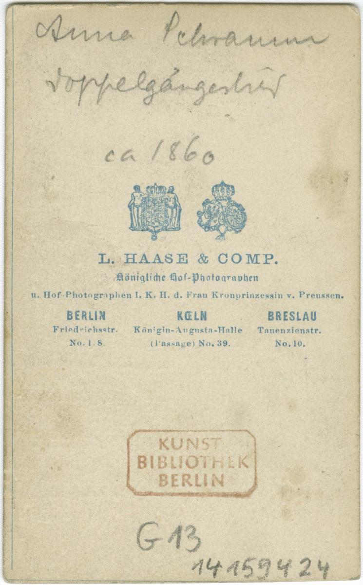 Doppelporträt der Schauspielerin Anna Schramm in Rollenkostümen