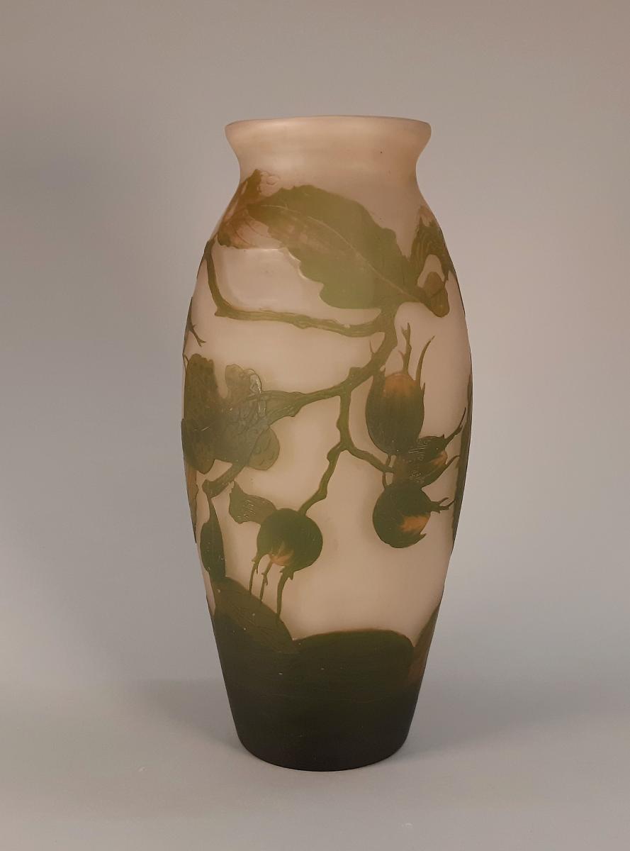 Vase mit Haselnusszweigen