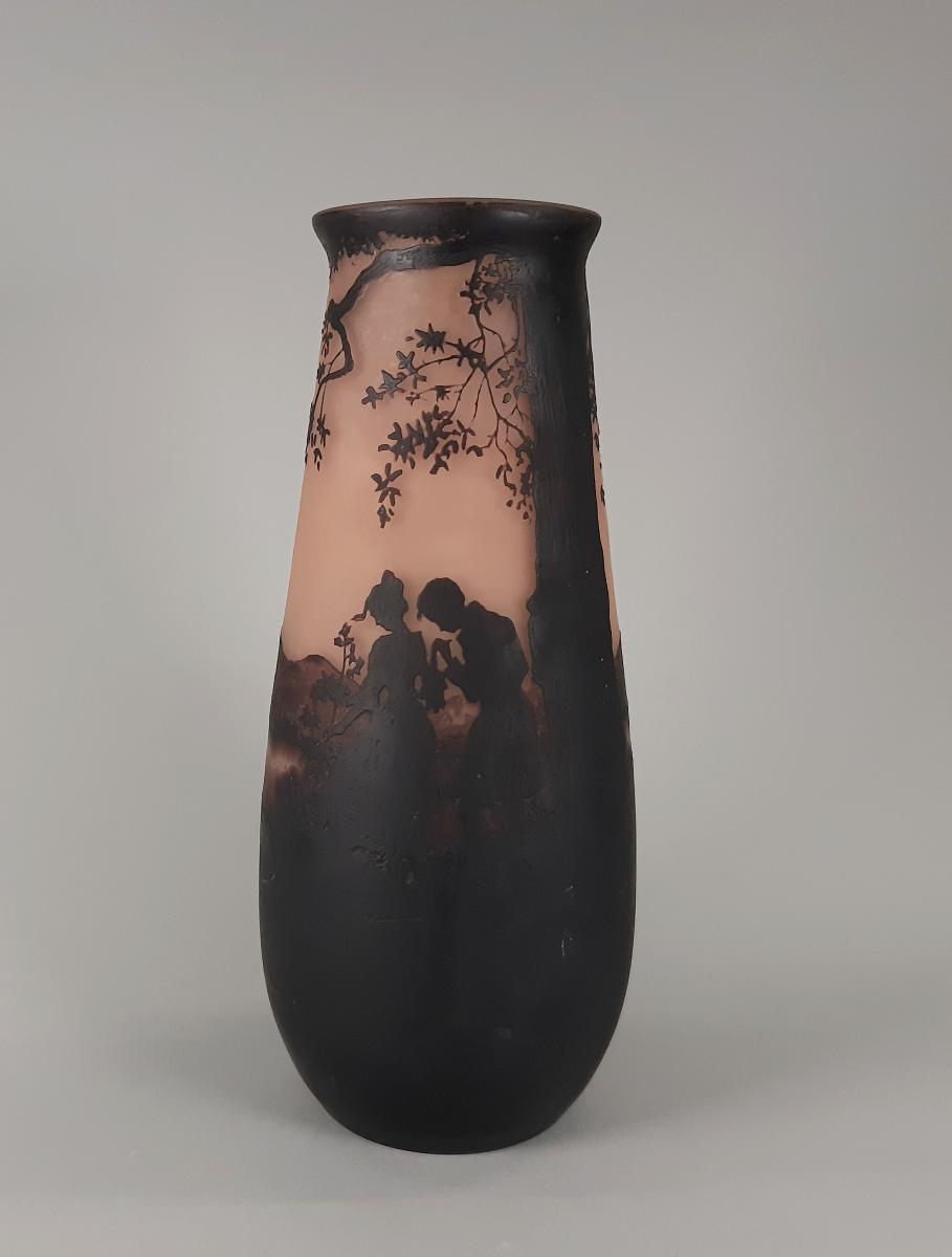 Vase mit Liebespaar in einer Uferlandschaft