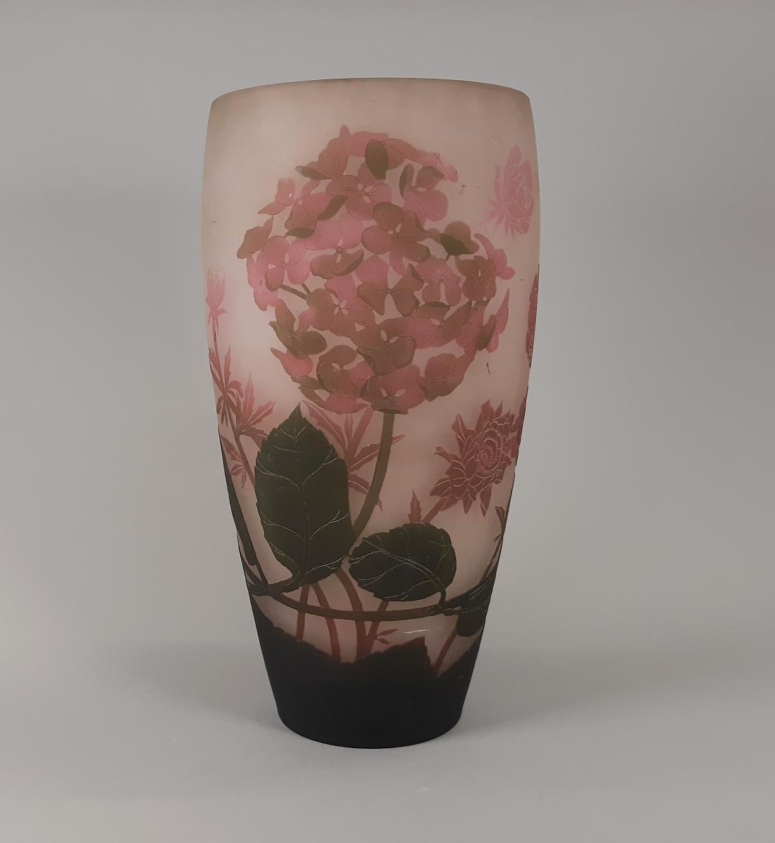 Vase mit Gartenhortensie und Trollblumen