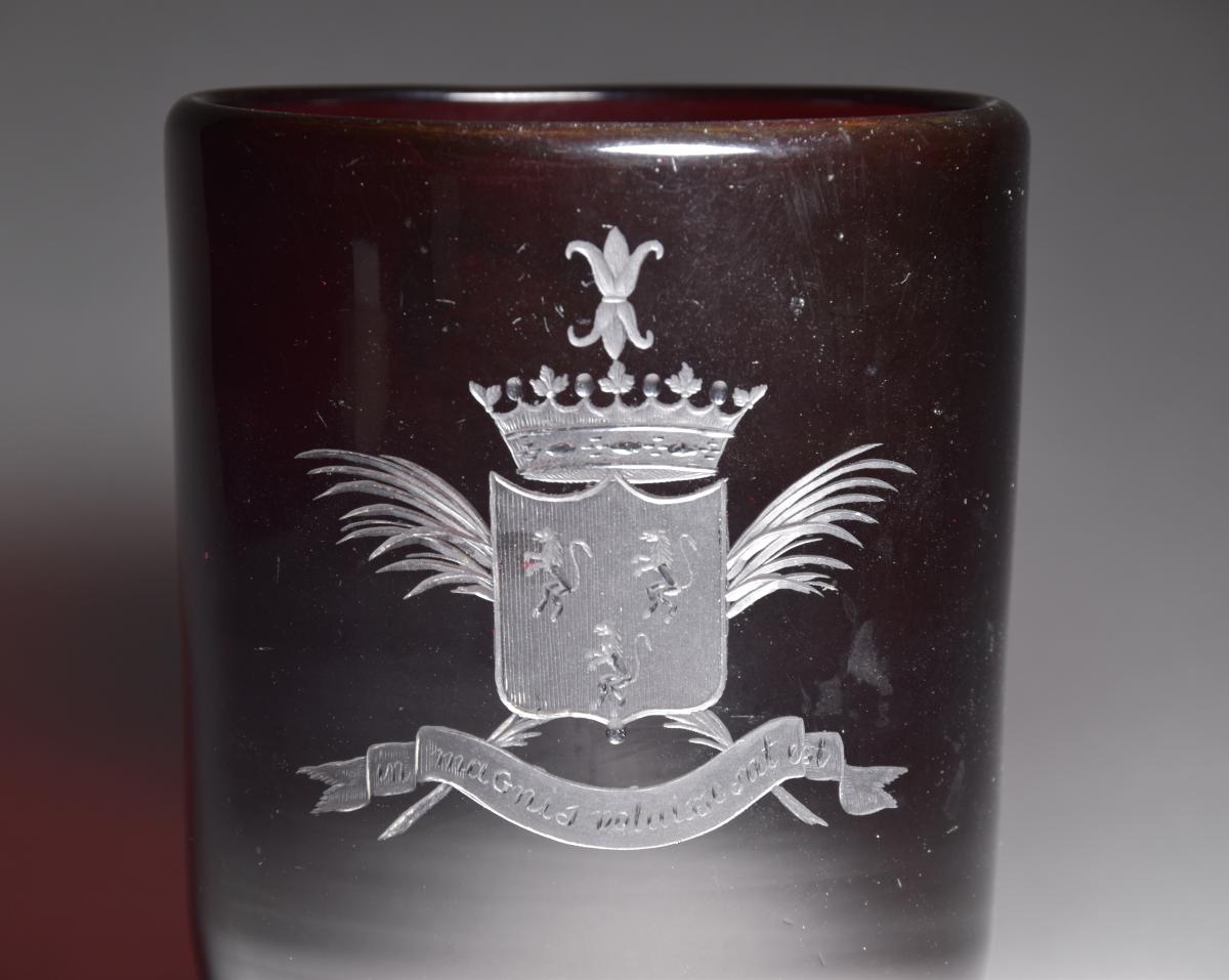 Henkelkrug mit Wappen
