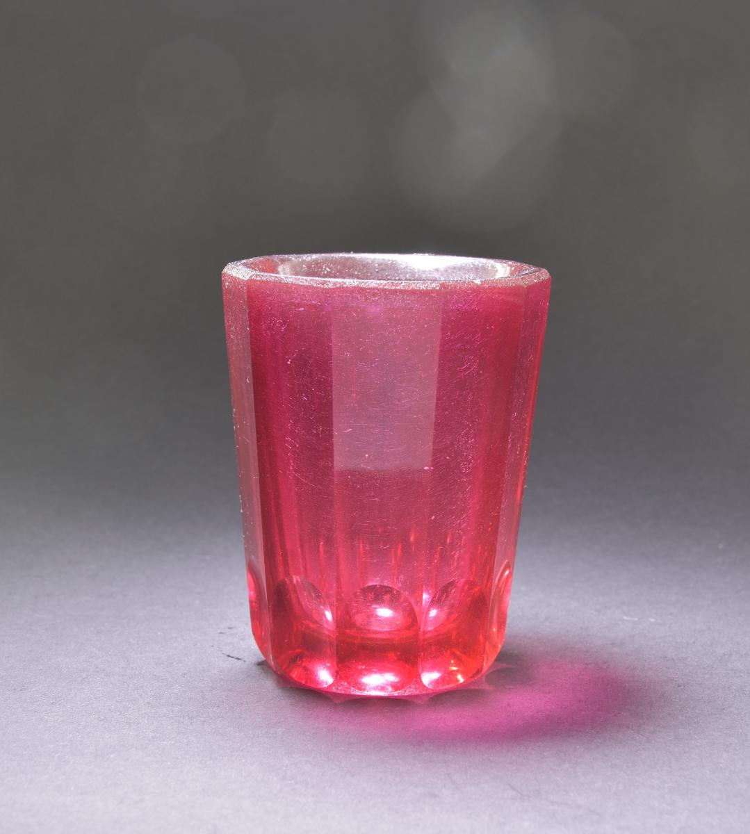 Becher aus Rubinglas
