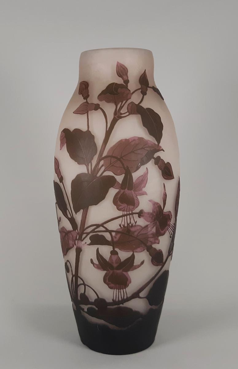 Vase mit Fuchsienzweigen